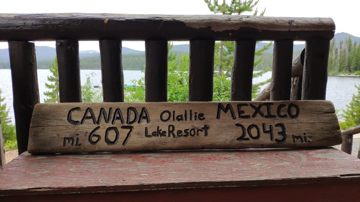 Bank vor dem kleinen Store