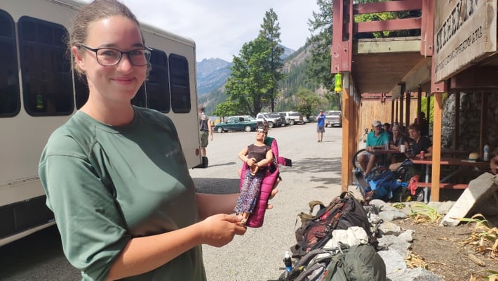 Ivy aus Wales mit Puppe Daryl ...