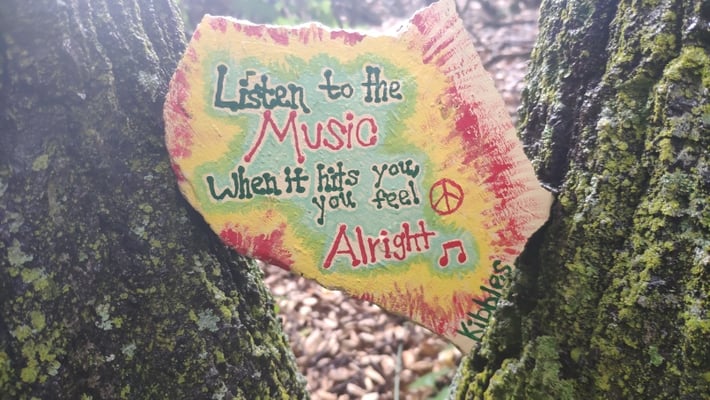 Der Mangrovenwald ist voller kleiner Kunstwerke, die von Hikern gestaltet wurden