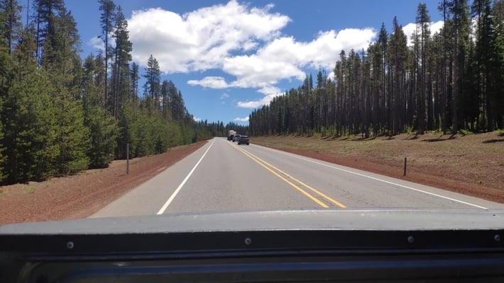 Per Anhalter auf der Ladefläche eines Pickups zum Diamond Lake