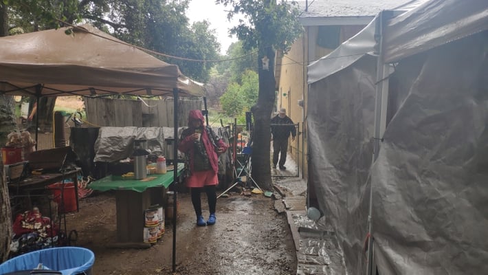 Angekommen: Casa de Luna im Regen, Sabine mit Kaffee