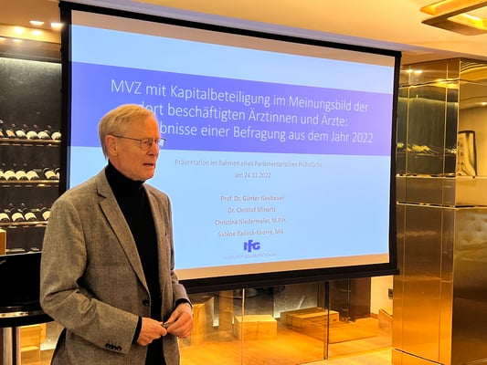 Prof. Dr. Günter Neubauer, Leiter des Institut für Gesundheitsökonomik stellt die Ergebnisse der Befragung vor