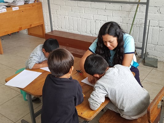 Schule Educare - die neue Schulleiterin Monica Balbuca im Unterricht