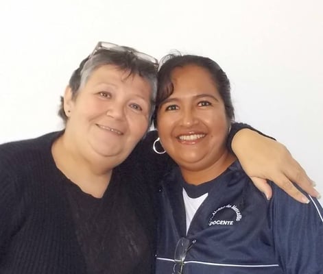 Nancy ist ausgebildete Lehrerin.