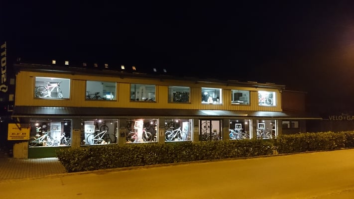 Velo Galerie Kerzers by night