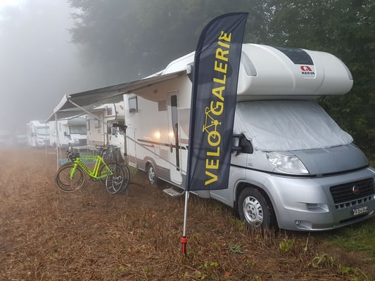 Kunden von der Velo Galerie unterwegs mit dem Camper
