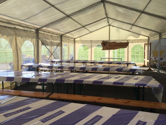 Geschmücktes Festzelt