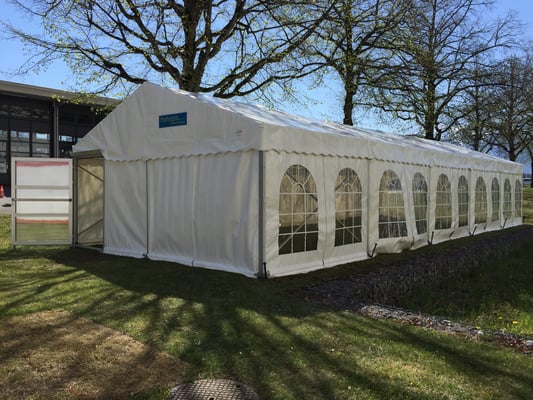 Festzelt mit Notausgangstüre