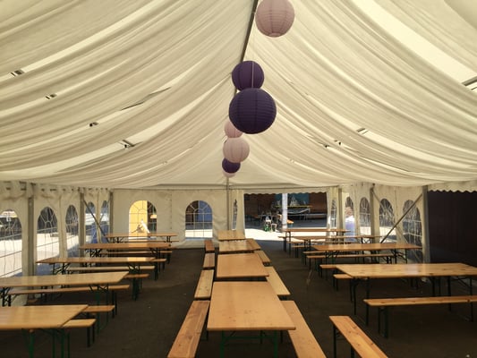Dekoriertes Festzelt