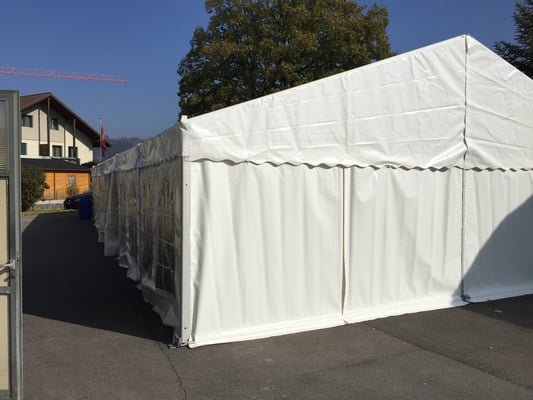 Zelt aufbauen lassen durch Zeltvermieter