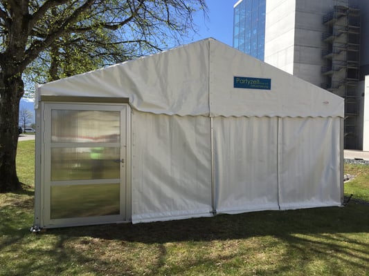 Festzelt mit Notausgang