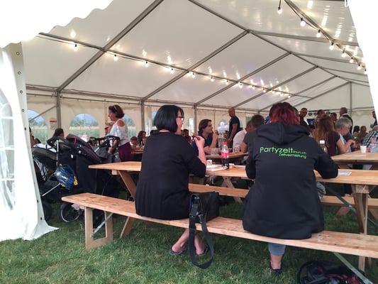 Genügend platz für Feste im 8x18m Festzelt