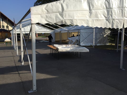 Zelt für Anlass aufbauen durch Firma Region Thun