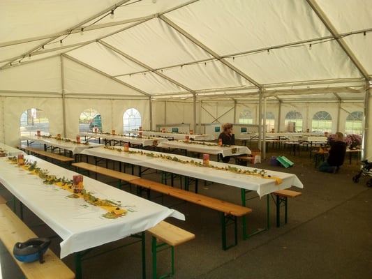 Dekoriertes Festzelt