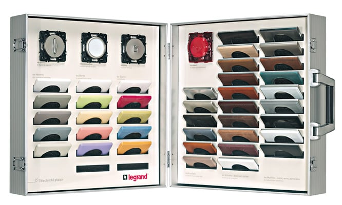 Électricité générale : L'entreprise d'électricité BATTAGLIA peut se déplacer avec une mallette contenant un échantillonnage d'appareillage LEGRAND se qui vous permet de visualiser directement sur vos murs l'effet rendu. 