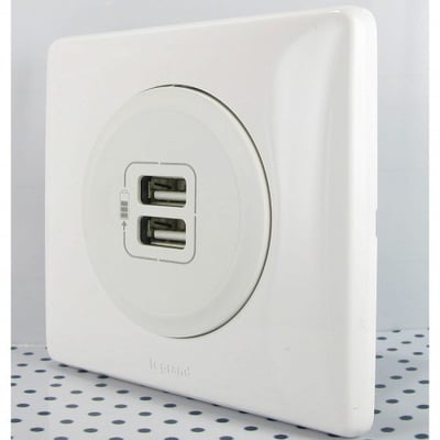 Électricité générale : LEGRAND propose plusieurs modèles  de prises avec double chargeur USB qui vous permettrons de charger votre matériel sans adaptateur.