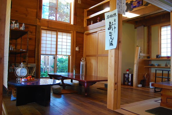 米蔵を移築した店内で、ごゆっくりおくつろぎください