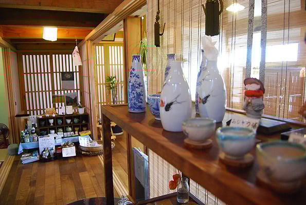 米蔵から出てきた漆器や調度品も飾ってございます 