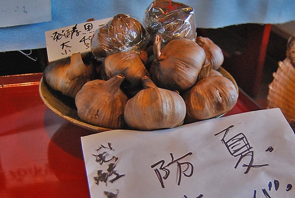 当店の畑で収穫された手作りの黒ニンニク