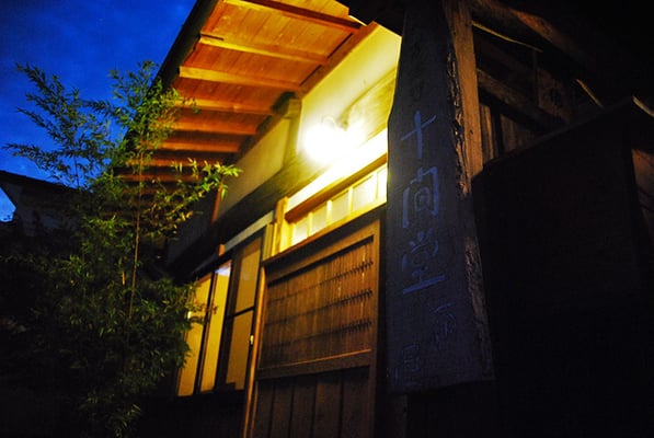 夕方、お店は暖かい灯に包まれます