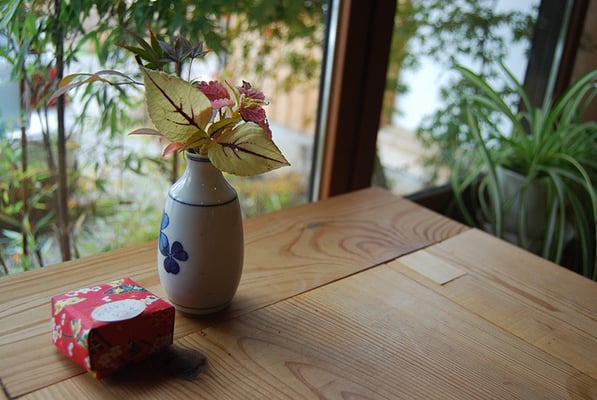 窓辺の席でゆっくりとおくつろぎください