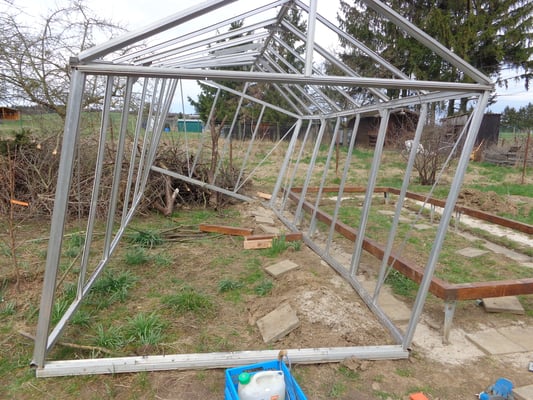 Holzlatten waren doch nicht nötig...das Puzzlehaus war doch vollständig und wurde nochmal umgebaut- gleich wird es gerade!