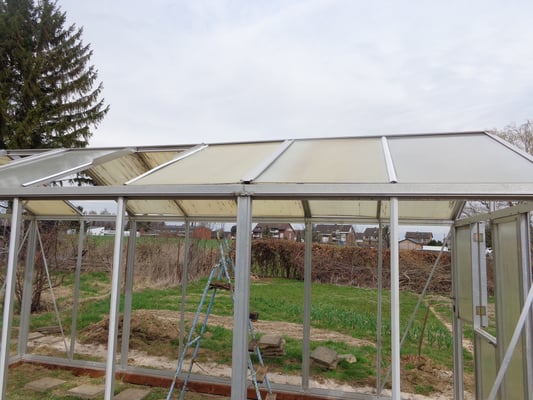 Und nun steht schon das Gerüst mit den ersten Hohlkammerplatten im Dach...