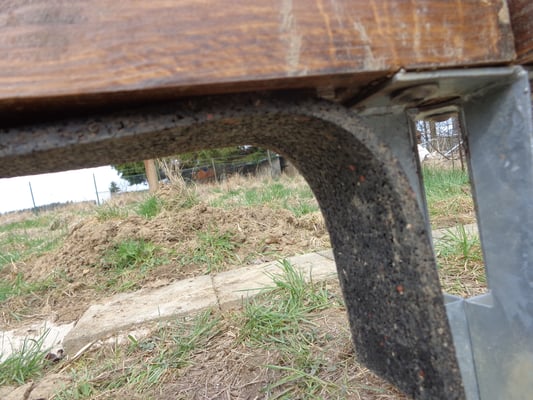 Um das Holz möglichst vor Feuchtigkeit zu schützen gabs als Unterlage noch einen "Gummi-Streifen" drunter