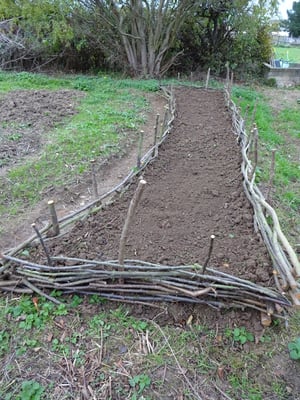 Die Stecken noch auf gleiche Höhe sägen.