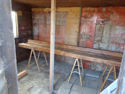 10cm x 10cm Balken vom Sägewerk abgeholt, im Biobaumarkt "gesunde" Farbe geholt, und im Hasenstall erstmal den Anstrich gepinselt.