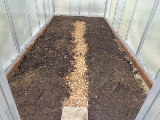 Und innen ist es auch schon fürs Pflanzen vorbereitet. Und alles von 1 Person alleine bewerkstelligt! Respekt!