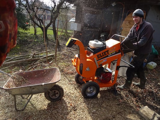Ein Benzinhäcksler , angemietet, die Zeit läuft....das müssen wir heute schaffen!