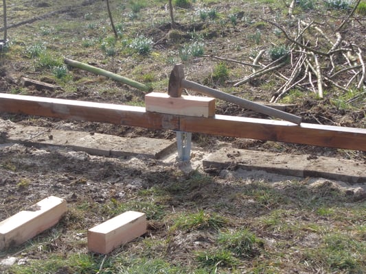 Und und nun holzschonend in die Erde schlagen