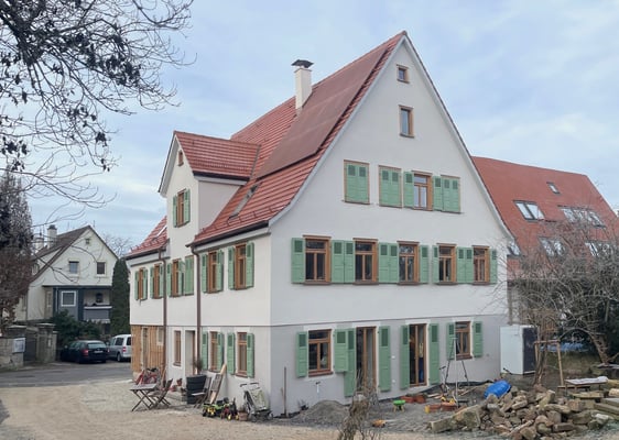 Altes Schulhaus Tübingen-Derendingen mit roten PV-Modulen