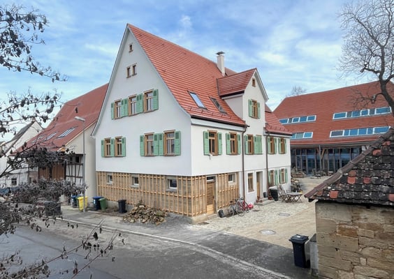 Altes Schulhaus Tübingen-Derendingen mit Spalier an der Sieben-Höfe-Strasse