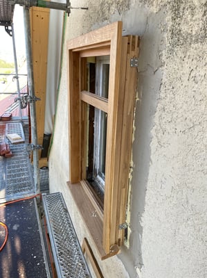 Altes Schulhaus Tübingen-Derendingen, die neuen Holzfenster aus Eiche werden in der Dämmebene nach aussen gesetzt