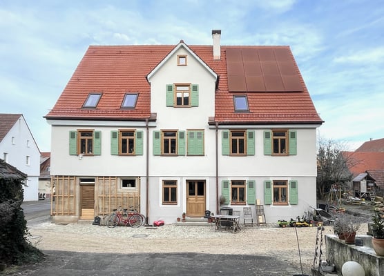 Altes Schulhaus Tübingen-Derendingen mit roten PV-Modulen