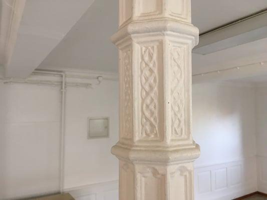 Altes Schulhaus Tübingen-Derendingen, gusseiserne Stütze im Saal