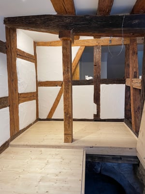Altes Schulhaus Tübingen-Derendingen, Garderobe mit Kellerabgang