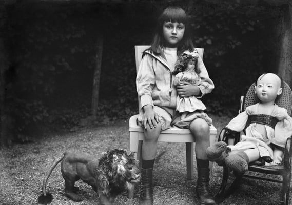 L’enfant, le lion et les poupées. Verneuil-sur-Seine, été 1897. © Emile Zola