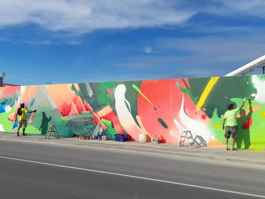 fresque street art abstraite en extérieur 