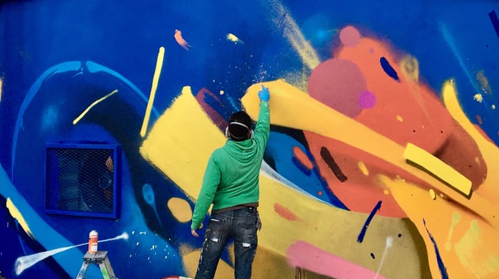 fresque street art abstraite en extérieur 