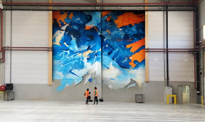 fresque street art abstraite en intérieur