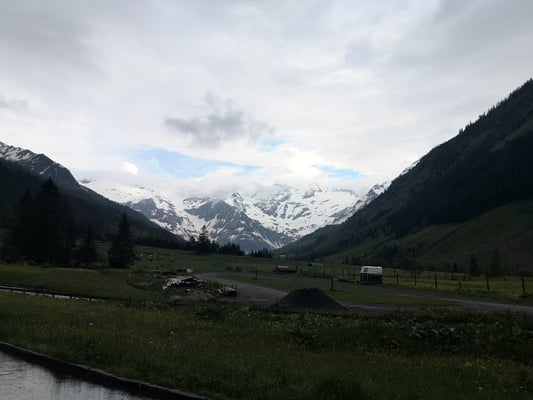© Charel Klein - Sommer im Tal aber noch Winter in den Bergen.
