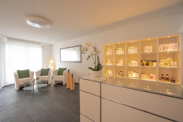 Empfangsbereich und Wartelounge im Kosmetikstudio