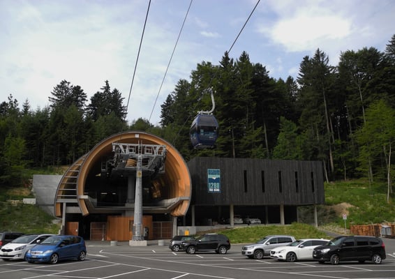 Schlitteln mit Seilbahn im Jura