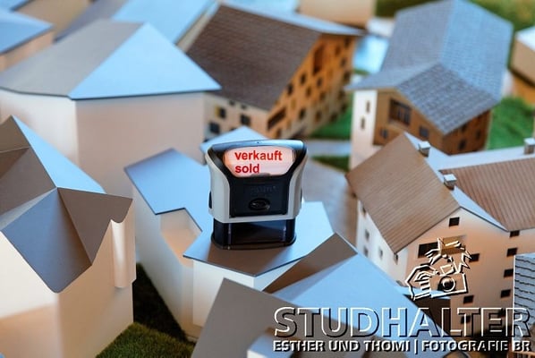 Stempel 'Verkauft - sold' im Sales and Info Center beim Bahnhof Andermatt (The Chedi Hotel).