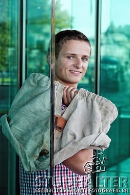 Neue Lernende 2011-2013 der Luzerner Kantonalbank fotografiert rund um Kapellbrücke, Wasserturm, Hauptbahnhof, KKL und Inseli Luzern. Portrait für LUKB-Mitarbeitermagazin.