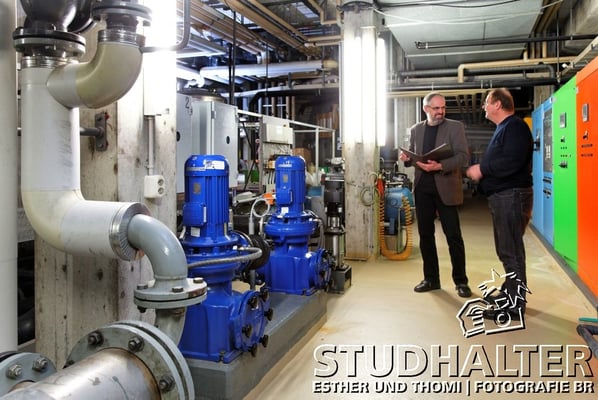 Fotos für Broschüren/Werbung/Web energo.ch by StockerDirect: Hallenbad Röhrliberg Cham mit 'Energieberater' Christoph Studhalter und Leiter Bäder Cham Bruno Amgwerd