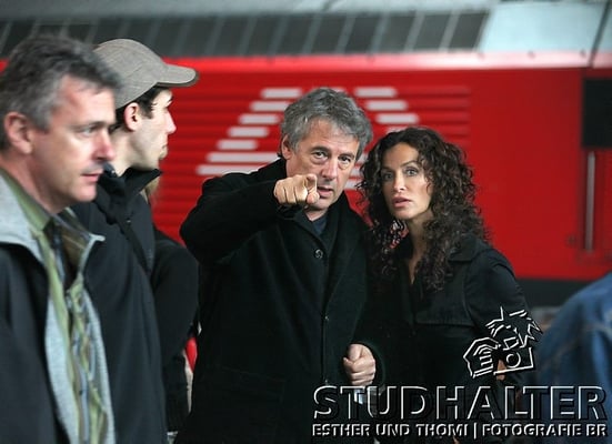 Hauptbahnhof Luzern: Lösegeldübergabe am Gleis 11: Regisseur Markus Imhof mit Kommisarin Abby Lanning (Sofia Milos).